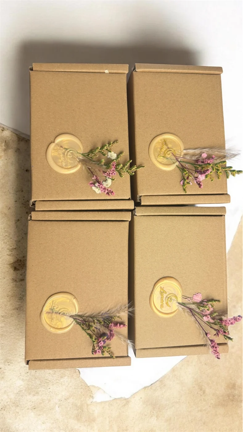 Handgepackte Geschenkkartons mit Wachssiegel und Blüten